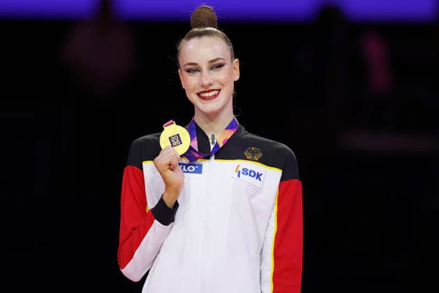 Sport Bilder des Tages Darja Varfolomeev (GER) präsentiert ihre Goldmedaille nach dem Finale Band bei der Rhythmischen Sportgymnastik-Weltmeisterschaft 2026 in Frankfurt am Main, Deutschland, am 16. August 2026. Darja Varfolomeev (GER) presents her gold medal after the ribbon final at the Rhythmic gymnastics, Rhythmische Sportgymnastik, RSG World Championships 2026 in Frankfurt am Main, Germany, on August 16, 2026. Copyright: HMBxMedia xHeikoxBecker