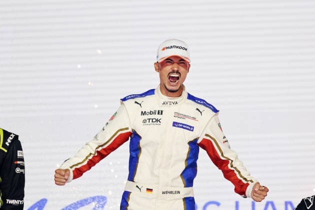fehnetischer Jubel von Weltmeister Pascal Wehrlein (GER) Porsche auf dem Podium, FIA Formel E Weltmeisterschaft, Saison 12, London E- Prix, 16.08.2026, Excel Exibition Centre, rennen 2