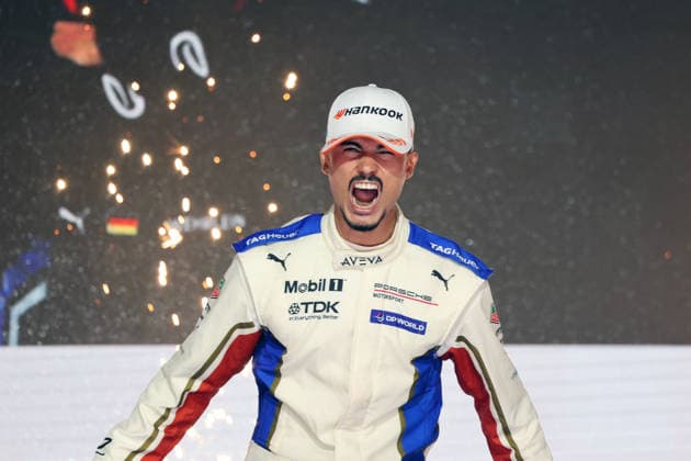 Weltmeister Pascal Wehrlein (GER) Porsche auf dem Podium, FIA Formel E Weltmeisterschaft, Saison 12, London E- Prix, 16.08.2026, Excel Exibition Centre, rennen 2