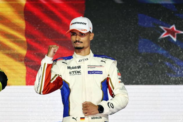 Sport Bilder des Tages Weltmeister Pascal Wehrlein (GER) Porsche auf dem Podium, FIA Formel E Weltmeisterschaft, Saison 12, London E- Prix, 16.08.2026, Excel Exibition Centre, rennen 2