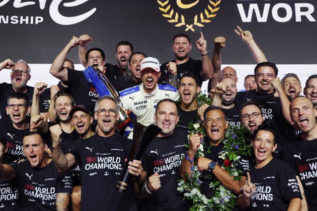 Pascal Wehrlein (GER) Porsche, Thomas Laudenbach (GER) leiter Potsche Motorsport, Florian Modlinger (GER) teamchef Porsche FE, Michael Steiner (GER) Vorstand Porsche AG beim Gruppen- Weltmeisterbild, FIA Formel E Weltmeisterschaft, Saison 12, London E- Prix, 16.08.2026, Excel Exibition Centre, Fahrer WM sowie Herstellerweltmeister