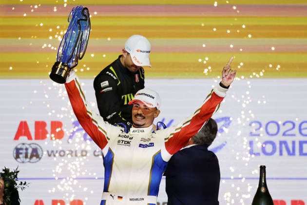 Weltmeister Pascal Wehrlein (GER) Porsche mit dem WM Pokal in Pose auf dem Podium, FIA Formel E Weltmeisterschaft, Saison 12, London E- Prix, 16.08.2026, Excel Exibition Centre, rennen 2
