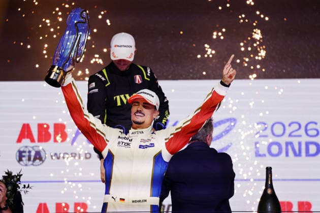 Weltmeister Pascal Wehrlein (GER) Porsche mit dem WM Pokal in Pose auf dem Podium, geniest den Augenblick des Erfolges FIA Formel E Weltmeisterschaft, Saison 12, London E- Prix, 16.08.2026, Excel Exibition Centre, rennen 2
