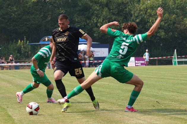 16.08.2026, xrekx, Fussball Testspiel, SV Auersmacher - SV Elversberg v.l. Luca Sirch (SV Elversberg) Julian Peitz (SV Auersmacher) Zweikampf, Aktion, action, battle for the ball (DFL DFB REGULATIONS PROHIBIT ANY USE OF PHOTOGRAPHS as IMAGE SEQUENCES and or QUASI-VIDEO) Auersmacher