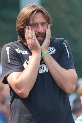 16.08.2026, xrekx, Fussball Testspiel, SV Auersmacher - SV Elversberg v.l. Vincent Wagner (Trainer, SV Elversberg) enttaeuscht, enttäuscht, schaut enttaeuscht, niedergeschlagen, disappointed (DFL DFB REGULATIONS PROHIBIT ANY USE OF PHOTOGRAPHS as IMAGE SEQUENCES and or QUASI-VIDEO) Auersmacher