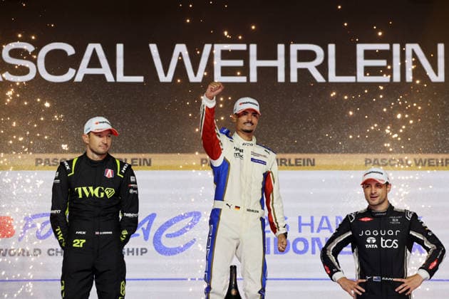 Jake Dennis (GBR) Zweiter, Weltmeister Pascal Wehrlein (GER) Porsche und Mitch Evans Dritter der Weltmeisterschaft auf dem Podium, FIA Formel E Weltmeisterschaft, Saison 12, London E- Prix, 16.08.2026, Excel Exibition Centre, rennen 2