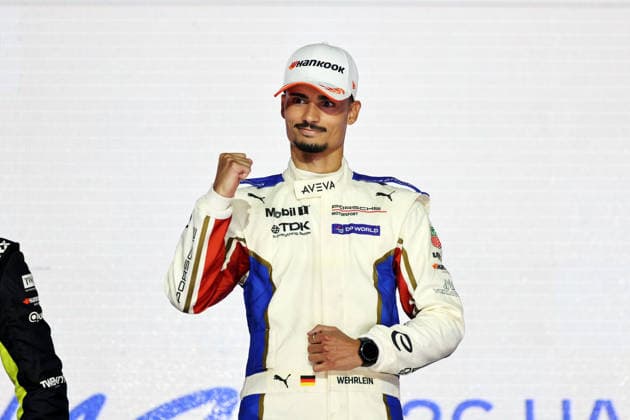 Weltmeister Pascal Wehrlein (GER) Porsche mit dem WM Pokal in Pose auf dem Podium, geniest den Augenblick des Erfolges FIA Formel E Weltmeisterschaft, Saison 12, London E- Prix, 16.08.2026, Excel Exibition Centre, rennen 2