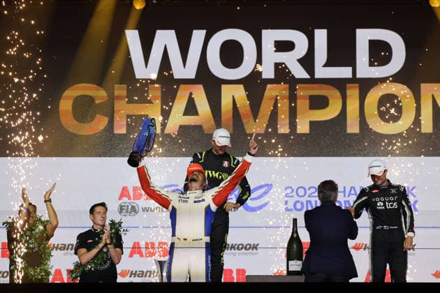 Jake Dennis (GBR) Zweiter, Weltmeister Pascal Wehrlein (GER) Porsche mit dem WM Pokal in Siegerpose sowie Mitch Evans Dritter der Weltmeisterschaft auf dem Podium, FIA Formel E Weltmeisterschaft, Saison 12, London E- Prix, 16.08.2026, Excel Exibition Centre, rennen 2