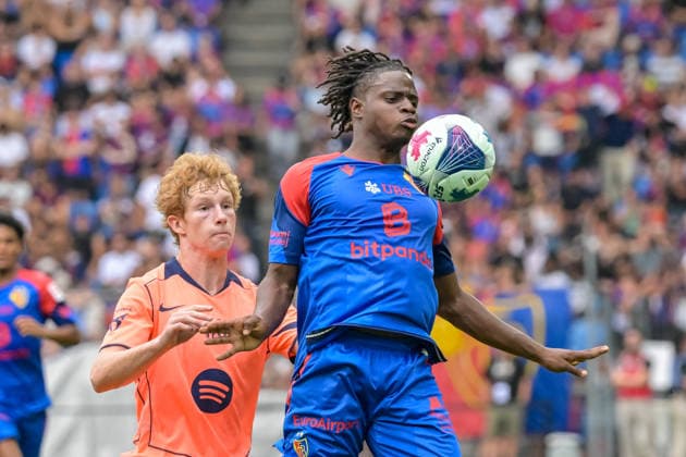 Evann Seyram Junior Senaya (FC Basel, 42) am Ball, Jordi Pesquer FC Barcelona, Barca 26) GER, FC Basel vs FC Barcelona, Fussball, Testspiel, Saison 2026 2027, 16.08.2026 GER, FC Basel vs FC Barcelona, Fussball, Testspiel, Saison 2026 2027, 16.08.2026 Basel Copyright: xEibner-Pressefotox EP_THS