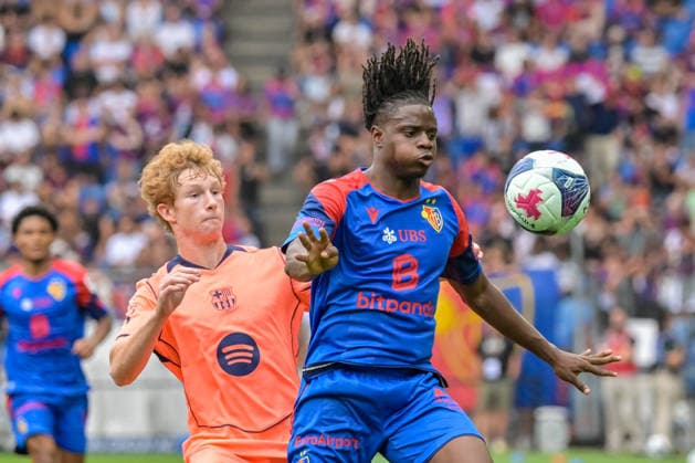 Evann Seyram Junior Senaya (FC Basel, 42) am Ball, Jordi Pesquer FC Barcelona, Barca 26) GER, FC Basel vs FC Barcelona, Fussball, Testspiel, Saison 2026 2027, 16.08.2026 GER, FC Basel vs FC Barcelona, Fussball, Testspiel, Saison 2026 2027, 16.08.2026 Basel Copyright: xEibner-Pressefotox EP_THS