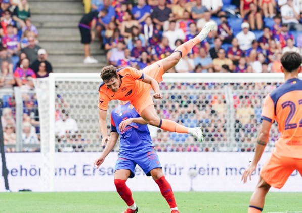 16.08.2026 Schweiz Basel St.Jakob-Park Fssball Herren Saison 2026-2027 Testspiel FC Basel - FC Barcelona, Barca 2:5 Bild. Andreas Christensen FC Barcelona oben gegen Albian Ajeti FC Basel Aktion Zweikampf
