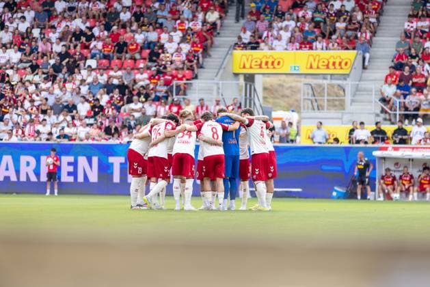 16.08.2026, Fussball, GER, Saison, 3.Liga, Saision 2026 2027, 02. Spieltag, SSV Jahn Regensburg - 1.FC Saarbrücken Mannschaftskreis der Regensburger vor dem Spiel DFL REGULATIONS PROHIBIT ANY USE OF PHOTOGRAPHS AS IMAGE SEQUENCES AND OR QUASI-VIDEO.