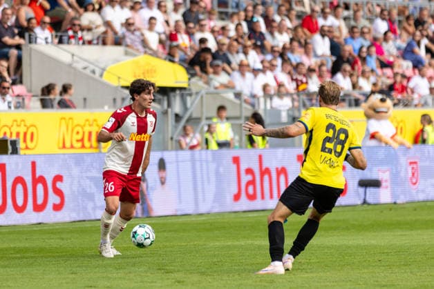 16.08.2026, Fussball, GER, Saison, 3.Liga, Saision 2026 2027, 02. Spieltag, SSV Jahn Regensburg - 1.FC Saarbrücken Benedikt Bauer (SSV Jahn Regensburg) gegen Nico Bretschneider (Saarbrücken) DFL REGULATIONS PROHIBIT ANY USE OF PHOTOGRAPHS AS IMAGE SEQUENCES AND OR QUASI-VIDEO.