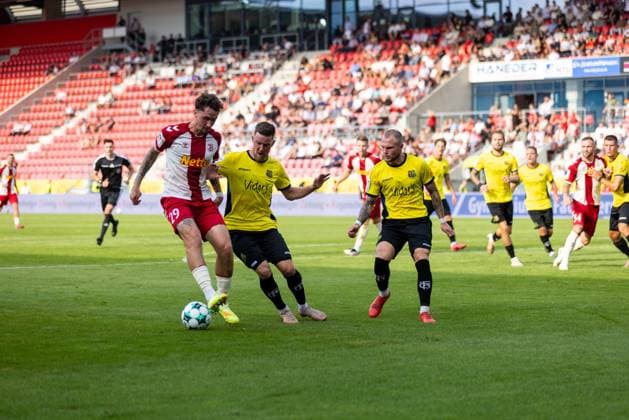 16.08.2026, Fussball, GER, Saison, 3.Liga, Saision 2026 2027, 02. Spieltag, SSV Jahn Regensburg - 1.FC Saarbrücken Adrian Fein (Regensburg) gegen Christian Kühlwetter (Saarbrücken) DFL REGULATIONS PROHIBIT ANY USE OF PHOTOGRAPHS AS IMAGE SEQUENCES AND OR QUASI-VIDEO.