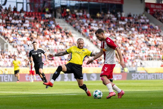 16.08.2026, Fussball, GER, Saison, 3.Liga, Saision 2026 2027, 02. Spieltag, SSV Jahn Regensburg - 1.FC Saarbrücken Oscar Schönfelder (SSV Jahn Regensburg) am Ball gegen Philip Noah Fahrner (Saarbrücken) DFL REGULATIONS PROHIBIT ANY USE OF PHOTOGRAPHS AS IMAGE SEQUENCES AND OR QUASI-VIDEO.