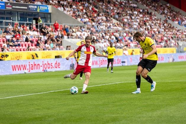 16.08.2026, Fussball, GER, Saison, 3.Liga, Saision 2026 2027, 02. Spieltag, SSV Jahn Regensburg - 1.FC Saarbrücken David Philipp (SSV Jahn Regensburg) gegen Siemen Voet (Saarbrücken) FL REGULATIONS PROHIBIT ANY USE OF PHOTOGRAPHS AS IMAGE SEQUENCES AND OR QUASI-VIDEO.