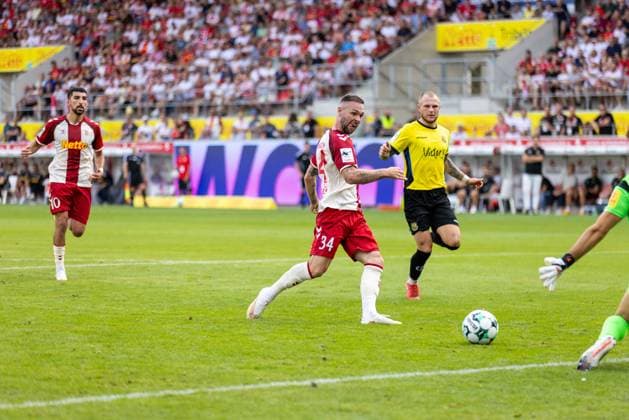 16.08.2026, Fussball, GER, Saison, 3.Liga, Saision 2026 2027, 02. Spieltag, SSV Jahn Regensburg - 1.FC Saarbrücken Patrick Hobsch (SSV Jahn Regensburg) scheitert an Matteo Bignetti (Saarbrücken) DFL REGULATIONS PROHIBIT ANY USE OF PHOTOGRAPHS AS IMAGE SEQUENCES AND OR QUASI-VIDEO.