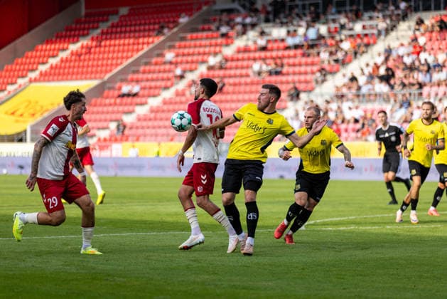 16.08.2026, Fussball, GER, Saison, 3.Liga, Saision 2026 2027, 02. Spieltag, SSV Jahn Regensburg - 1.FC Saarbrücken Nassim Boujellab (SSV Jahn Regensburg) gegen Christian Kühlwetter (Saarbrücken) DFL REGULATIONS PROHIBIT ANY USE OF PHOTOGRAPHS AS IMAGE SEQUENCES AND OR QUASI-VIDEO.
