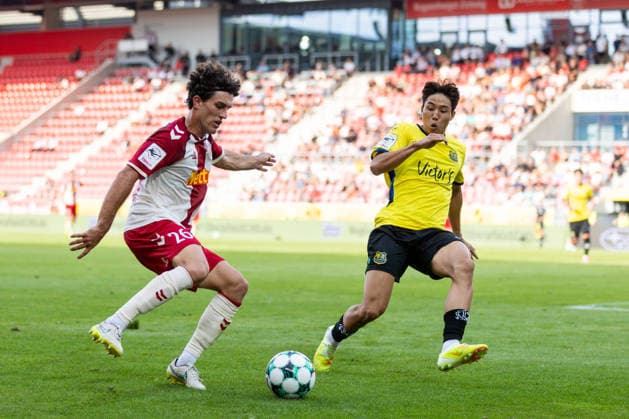 16.08.2026, Fussball, GER, Saison, 3.Liga, Saision 2026 2027, 02. Spieltag, SSV Jahn Regensburg - 1.FC Saarbrücken Benedikt Bauer (SSV Jahn Regensburg) gegen Seungjoon Lee (Saarbrücken) DFL REGULATIONS PROHIBIT ANY USE OF PHOTOGRAPHS AS IMAGE SEQUENCES AND OR QUASI-VIDEO.