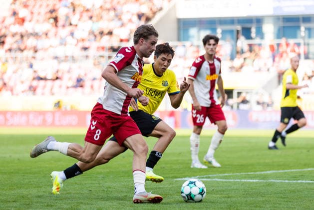 16.08.2026, Fussball, GER, Saison, 3.Liga, Saision 2026 2027, 02. Spieltag, SSV Jahn Regensburg - 1.FC Saarbrücken David Philipp (SSV Jahn Regensburg) gegen Seungjoon Lee (Saarbrücken) DFL REGULATIONS PROHIBIT ANY USE OF PHOTOGRAPHS AS IMAGE SEQUENCES AND OR QUASI-VIDEO.