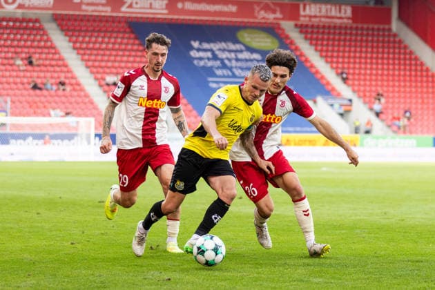 16.08.2026, Fussball, GER, Saison, 3.Liga, Saision 2026 2027, 02. Spieltag, SSV Jahn Regensburg - 1.FC Saarbrücken Florian Pick (Saarbrücken) am Ball gegen Adrian Fein (Regensburg) und Benedikt Bauer (SSV Jahn Regensburg) DFL REGULATIONS PROHIBIT ANY USE OF PHOTOGRAPHS AS IMAGE SEQUENCES AND OR QUASI-VIDEO.