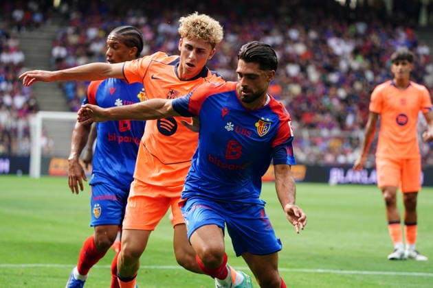 16.08.2026 Schweiz Basel St.Jakob-Park Fssball Herren Saison 2026-2027 Testspiel FC Basel - FC Barcelona, Barca 2:5 Bild. Fermin Lopez FC Barcelona gegen Nicolas Vouilloz FC Basel Re. Aktion Zweikampf