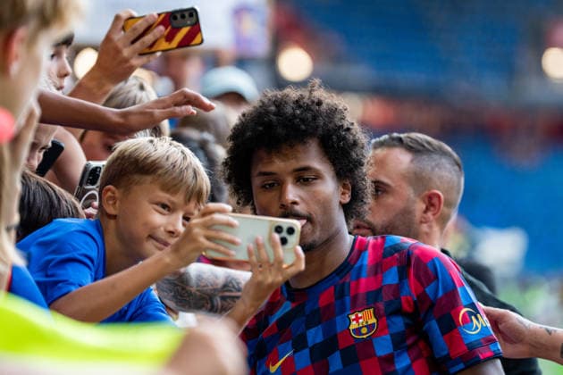 Fussball, Testspiel: FC Basel 1893 vs. FC Barcelona, Barca - Sonntag, 16.08.2026 (St. Jakob-Park, Basel, Schweiz); Karim Adeyemi (14, FC Barcelona) nimmt sich Zeit für die Fans nach Spielende Copyright: xValentinxDomgjonix
