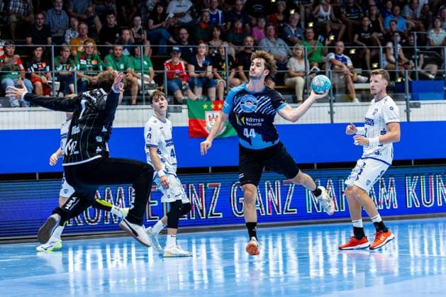 16.08.2026, GER, Handball, Maenner, Saison 26 27, Wartburg-Cup presented by Koetter Security, ThSV Eisenach - TBV Lemgo Lippe Constantin Moestl (TVB Lemgo-Lippe), Stephan Seitz (ThSV Eisenach,44) 99817 Eisenach Werner-Assmann-Halle Am Sportp Thueringen Deutschland