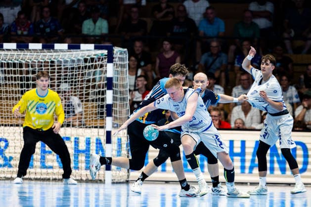 16.08.2026, GER, Handball, Maenner, Saison 26 27, Wartburg-Cup presented by Koetter Security, ThSV Eisenach - TBV Lemgo Lippe Niels Gerardus Versteijnen (TVB Lemgo-Lippe), Tillman Leu (ThSV Eisenach,99) 99817 Eisenach Werner-Assmann-Halle Am Sportp Thueringen Deutschland
