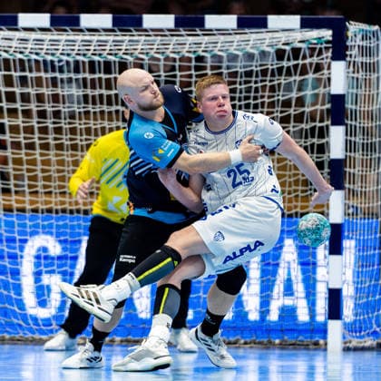 16.08.2026, GER, Handball, Maenner, Saison 26 27, Wartburg-Cup presented by Koetter Security, ThSV Eisenach - TBV Lemgo Lippe Peter Walz (ThSV Eisenach,14), Niels Gerardus Versteijnen (TVB Lemgo-Lippe) 99817 Eisenach Werner-Assmann-Halle Am Sportp Thueringen Deutschland