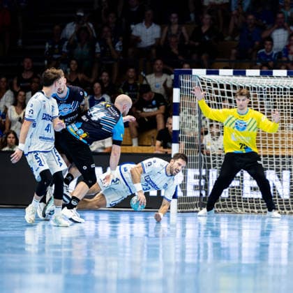 16.08.2026, GER, Handball, Maenner, Saison 26 27, Wartburg-Cup presented by Koetter Security, ThSV Eisenach - TBV Lemgo Lippe Peter Walz (ThSV Eisenach,14), Tim Suton (TVB Lemgo-Lippe) 99817 Eisenach Werner-Assmann-Halle Am Sportp Thueringen Deutschland