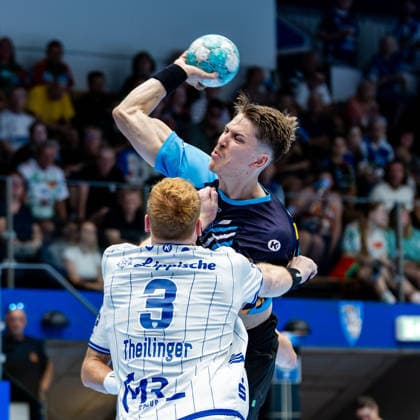 16.08.2026, GER, Handball, Maenner, Saison 26 27, Wartburg-Cup presented by Koetter Security, ThSV Eisenach - TBV Lemgo Lippe Nicolai Theilinger (TVB Lemgo-Lippe), Oskar Joelsson (ThSV Eisenach,3) 99817 Eisenach Werner-Assmann-Halle Am Sportp Thueringen Deutschland