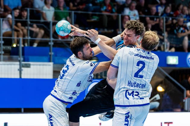 16.08.2026, GER, Handball, Maenner, Saison 26 27, Wartburg-Cup presented by Koetter Security, ThSV Eisenach - TBV Lemgo Lippe Tim Suton (TVB Lemgo-Lippe), Tillman Leu (ThSV Eisenach,99), Lukas Hutecek (TVB Lemgo-Lippe) 99817 Eisenach Werner-Assmann-Halle Am Sportp Thueringen Deutschland