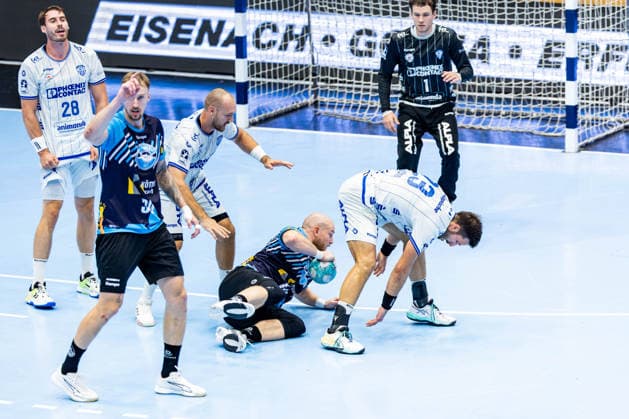 16.08.2026, GER, Handball, Maenner, Saison 26 27, Wartburg-Cup presented by Koetter Security, ThSV Eisenach - TBV Lemgo Lippe Peter Walz (ThSV Eisenach,14), Tim Suton (TVB Lemgo-Lippe) 99817 Eisenach Werner-Assmann-Halle Am Sportp Thueringen Deutschland