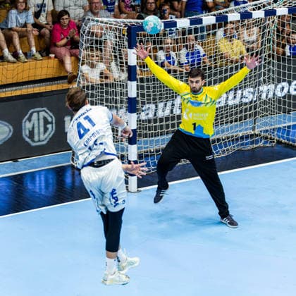 16.08.2026, GER, Handball, Maenner, Saison 26 27, Wartburg-Cup presented by Koetter Security, ThSV Eisenach - TBV Lemgo Lippe Len Farell Kehrmann (TVB Lemgo-Lippe), Matija Spikic (ThSV Eisenach,1) 99817 Eisenach Werner-Assmann-Halle Am Sportp Thueringen Deutschland