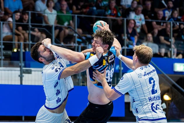 16.08.2026, GER, Handball, Maenner, Saison 26 27, Wartburg-Cup presented by Koetter Security, ThSV Eisenach - TBV Lemgo Lippe Tim Suton (TVB Lemgo-Lippe), Tillman Leu (ThSV Eisenach,99), Lukas Hutecek (TVB Lemgo-Lippe) 99817 Eisenach Werner-Assmann-Halle Am Sportp Thueringen Deutschland