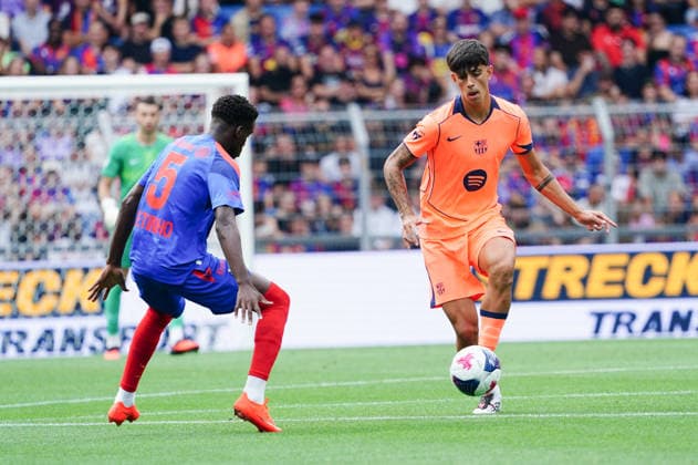 16.08.2026 Schweiz Basel St.Jakob-Park Fssball Herren Saison 2026-2027 Testspiel FC Basel - FC Barcelona, Barca 2:5 Bild. Marc Bernal FC Barcelona gegen Methino FC Basel Li. Aktion Zweikampf