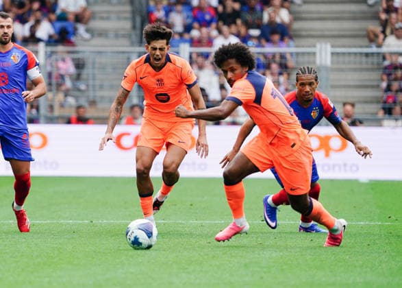 16.08.2026 Schweiz Basel St.Jakob-Park Fssball Herren Saison 2026-2027 Testspiel FC Basel - FC Barcelona, Barca 2:5 Bild. Marc Bernal - Karim Adeyemi Re. FC Barcelona Aktion