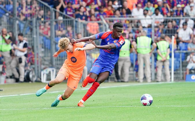 16.08.2026 Schweiz Basel St.Jakob-Park Fssball Herren Saison 2026-2027 Testspiel FC Basel - FC Barcelona, Barca 2:5 Bild. Methino FC Basel gegen Fermin Lopez FC Barcelona Li. Aktion Zweikampf