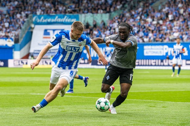 Rostock, Deutschland 16. August 2026: 3. Liga - 2026 2027 - Sp. 2 - FC Hansa Rostock gegen SV Waldhof Mannheim Im Bild: v. li. im Zweikampf Jonas Dirkner (Hansa Rostock) und Owono-Darnell Keumo (Waldhof Mannheim) Copyright: xFotostandx xVoelkerx