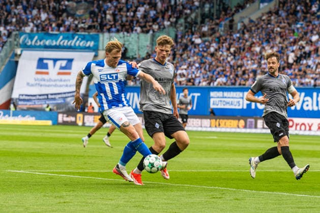 Rostock, Deutschland 16. August 2026: 3. Liga - 2026 2027 - Sp. 2 - FC Hansa Rostock gegen SV Waldhof Mannheim Im Bild: v. li. im Zweikampf Andreas Voglsammer (Hansa Rostock) und Moritz Polte (Waldhof Mannheim) Copyright: xFotostandx xVoelkerx