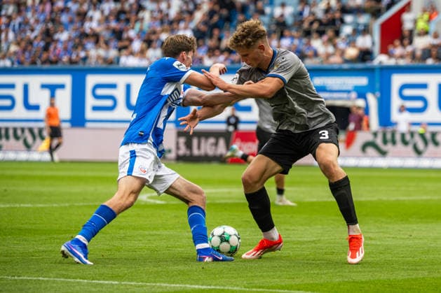 Rostock, Deutschland 16. August 2026: 3. Liga - 2026 2027 - Sp. 2 - FC Hansa Rostock gegen SV Waldhof Mannheim Im Bild: v. li. im Zweikampf Bernie Lennemann (Hansa Rostock) und Moritz Polte (Waldhof Mannheim) Copyright: xFotostandx xVoelkerx