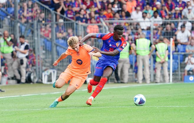16.08.2026 Schweiz Basel St.Jakob-Park Fssball Herren Saison 2026-2027 Testspiel FC Basel - FC Barcelona, Barca 2:5 Bild. Methino FC Basel gegen Fermin Lopez FC Barcelona Li.Aktion Zweikampf