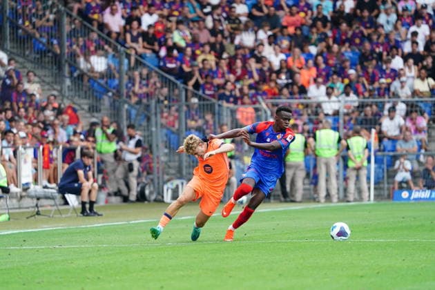 16.08.2026 Schweiz Basel St.Jakob-Park Fssball Herren Saison 2026-2027 Testspiel FC Basel - FC Barcelona, Barca 2:5 Bild. Methino FC Basel gegen Fermin Lopez FC Barcelona Li.Aktion Zweikampf