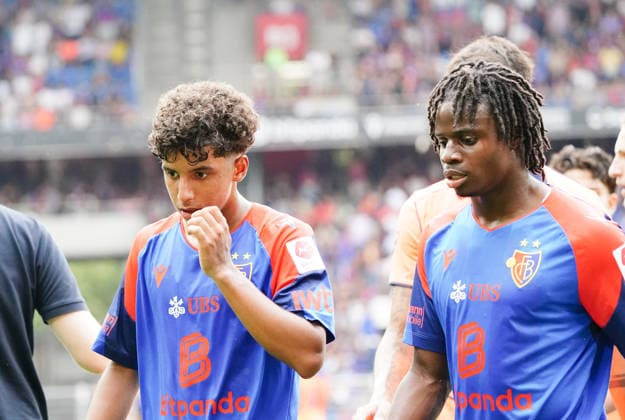 16.08.2026 Schweiz Basel St.Jakob-Park Fssball Herren Saison 2026-2027 Testspiel FC Basel - FC Barcelona, Barca 2:5 Bild. Jonas Harder - Evann Senaya Re. FC Basel Aktion