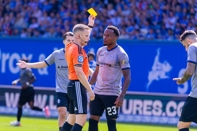 Deutschland: 3.Liga, Saison 2026 2027, 16.08.2026, 2. Spieltag, FC Hansa Rostock vs Waldhof Mannheim, Ostseestadion : Weller, Felix (Schiedsrichter) mit gelber Karte für Mickels, Leroy (Waldhof Mannheim, 23) Copyright: xMichellexLukax