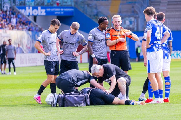 Deutschland: 3.Liga, Saison 2026 2027, 16.08.2026, 2. Spieltag, FC Hansa Rostock vs Waldhof Mannheim, Ostseestadion : Asallari, Kushtrim (Waldhof Mannheim, 20), Dajaku, Leon (FC Hansa Rostock, 43), Klünter, Lukas (Waldhof Mannheim, 24), Weller, Felix (Schiedsrichter), Mickels, Leroy (Waldhof Mannheim, 23), Michaelis, Yannick (FC Hansa Rostock, 41) Copyright: xMichellexLukax
