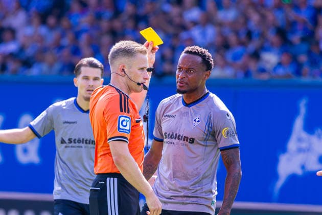 Deutschland: 3.Liga, Saison 2026 2027, 16.08.2026, 2. Spieltag, FC Hansa Rostock vs Waldhof Mannheim, Ostseestadion : Weller, Felix (Schiedsrichter) mit gelber Karte für Mickels, Leroy (Waldhof Mannheim, 23) Copyright: xMichellexLukax