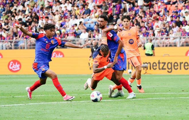 16.08.2026 Schweiz Basel St.Jakob-Park Fssball Herren Saison 2026-2027 Testspiel FC Basel - FC Barcelona, Barca 2:5 Bild. Raphinta FC Barcelona gegen Jean Doucoure und Nicolas Vouilloz Re. FC Basel Aktion