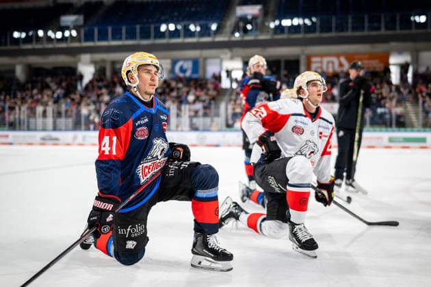 16.08.2026 - Eishockey - Saison 2026 2027 - Penny DEL - Public Practice der Nürnberg Ice Tigers Icetigers - ThHa - xthxhax - Das Team vor der Taktiktafel, im Fokus Jakob Weber (41, Nürnberg Ice Tigers, NIT )